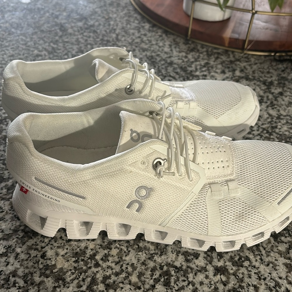 On Women’s Cloud 5 Shoes size 7